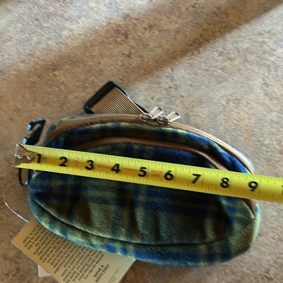 NWT Kavu Polar spectator sling bag sold at Free People stores. - Picture 5 of 8